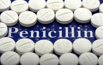 Image of penicillin pills next to the work penicillin